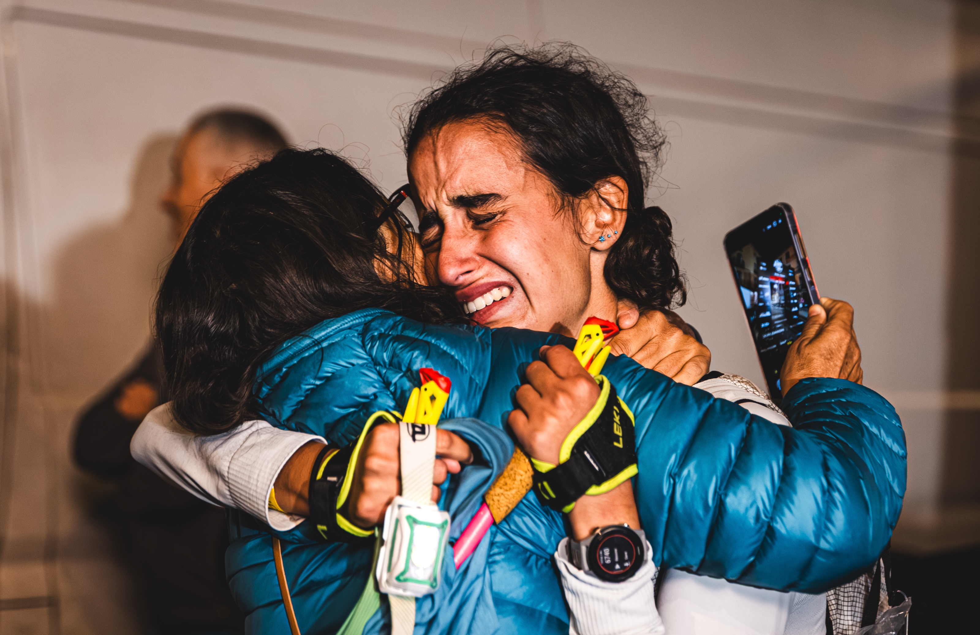 Abraçada i emoció just després de creuar la meta