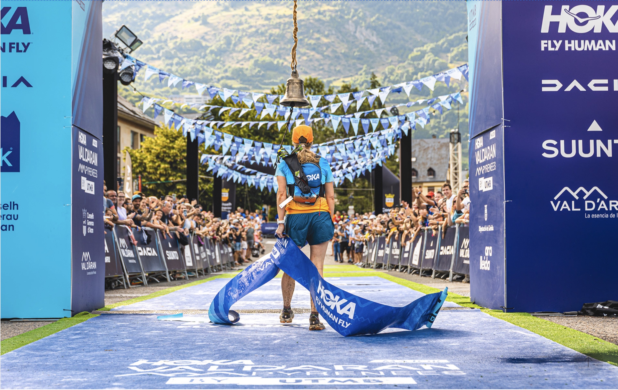 Arribada al Val d'Aran by UTMB: la cinta de meta i el públic al passadís