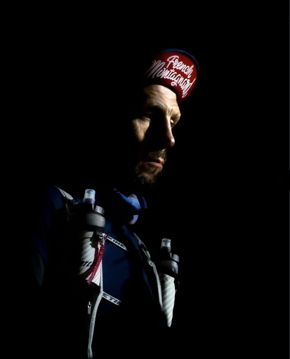 Retrato oscuro con el gorro 'French Montagnard'