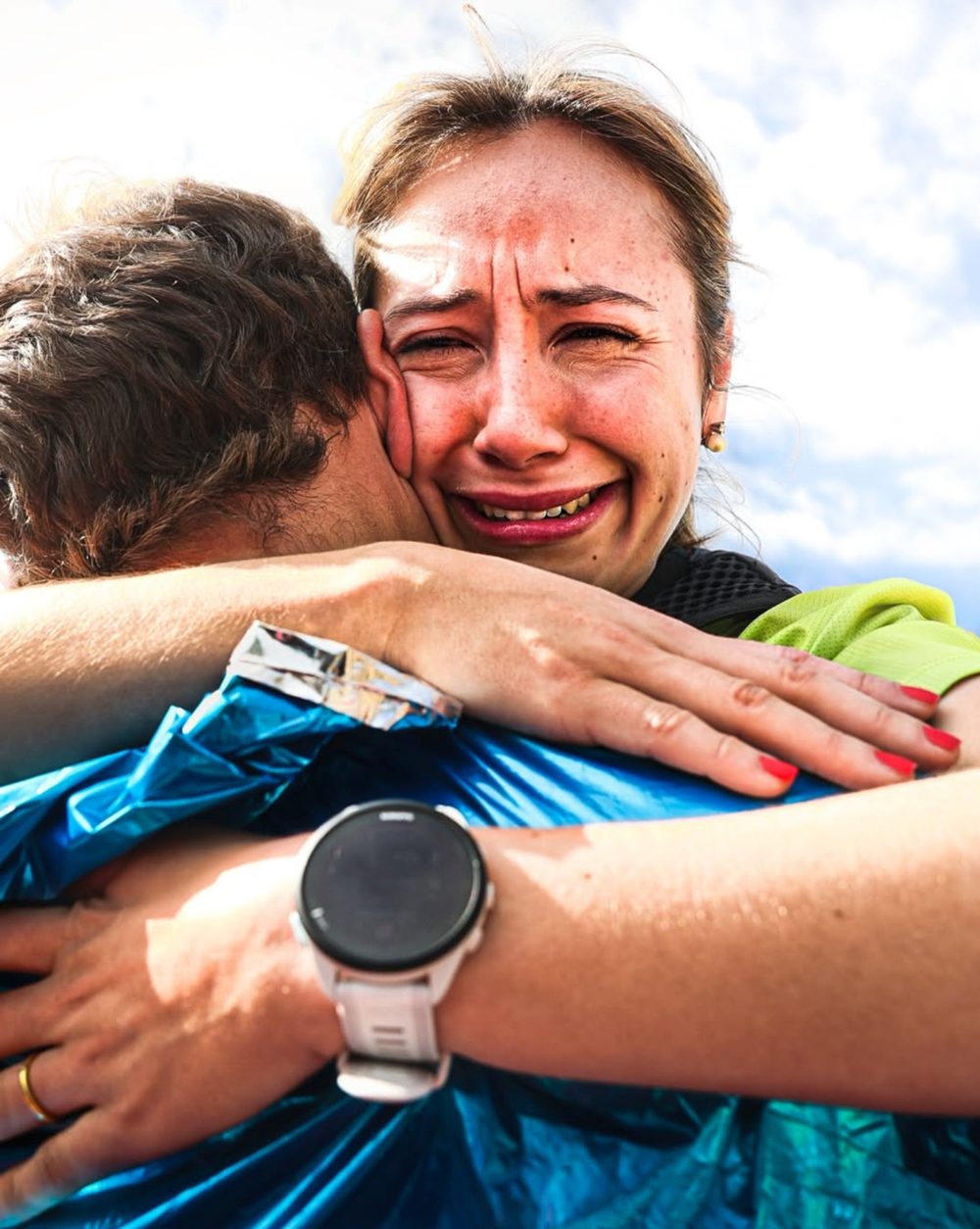 Abraçada d'emoció just després de la meta